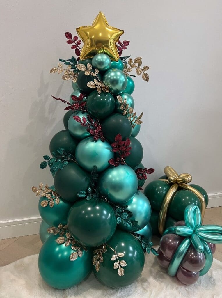 23+ Christmas Tree Decor Ideas Take Your Breath Away 26 Balloon Christmas Tree