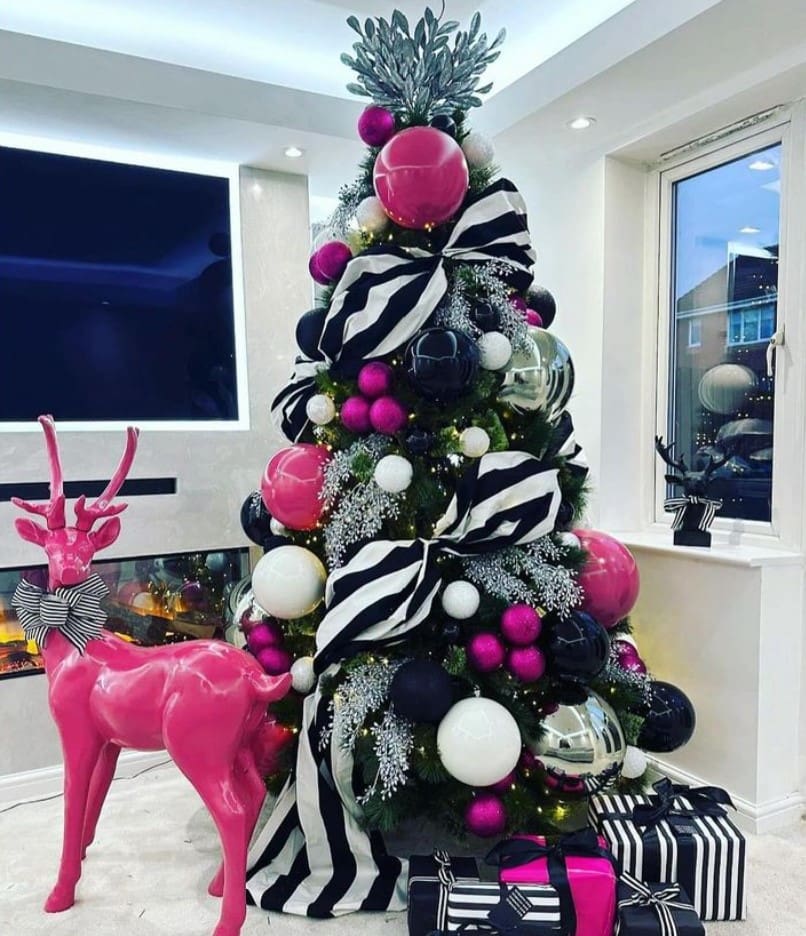 23+ Christmas Tree Decor Ideas Take Your Breath Away 4 Pink and black christmas tree