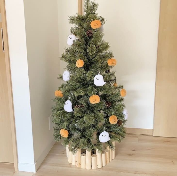 20 Minimal Halloween Tree